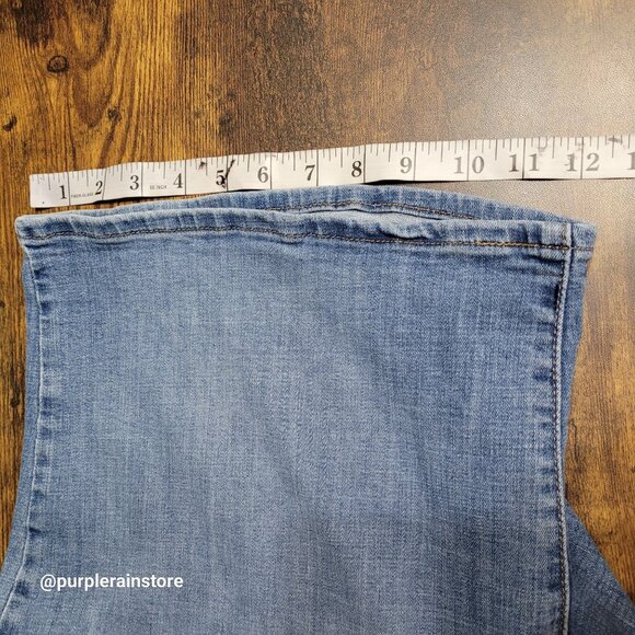 Levi's Classic Bermuda Shorts 24 W High Rise Tummy Control Medium Light Wash - Picture 12 of 13